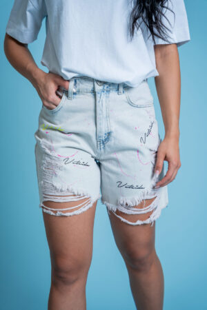 Къси панталони от деним с декоративни скъсвания-love me or leave me