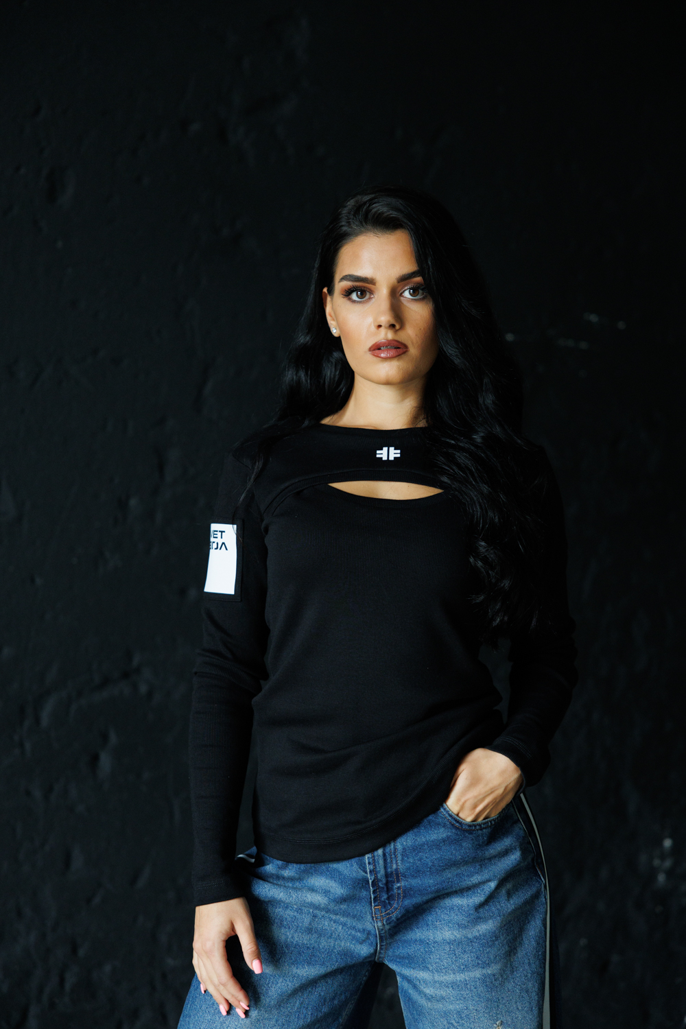 Дамска блуза с ефектно изрязване veteida black-602