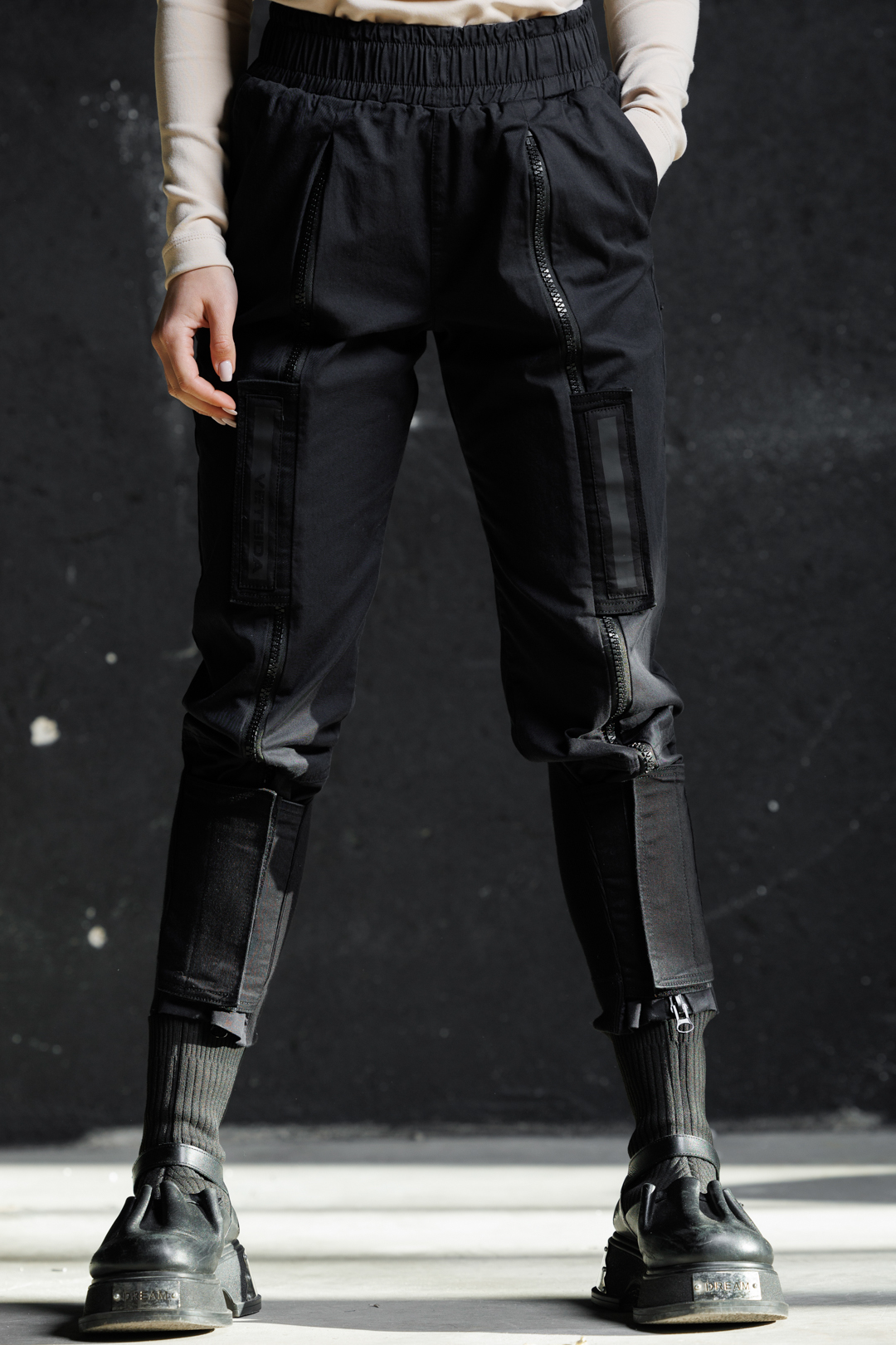 Дамски панталон с ципове и модерен дизайн-612