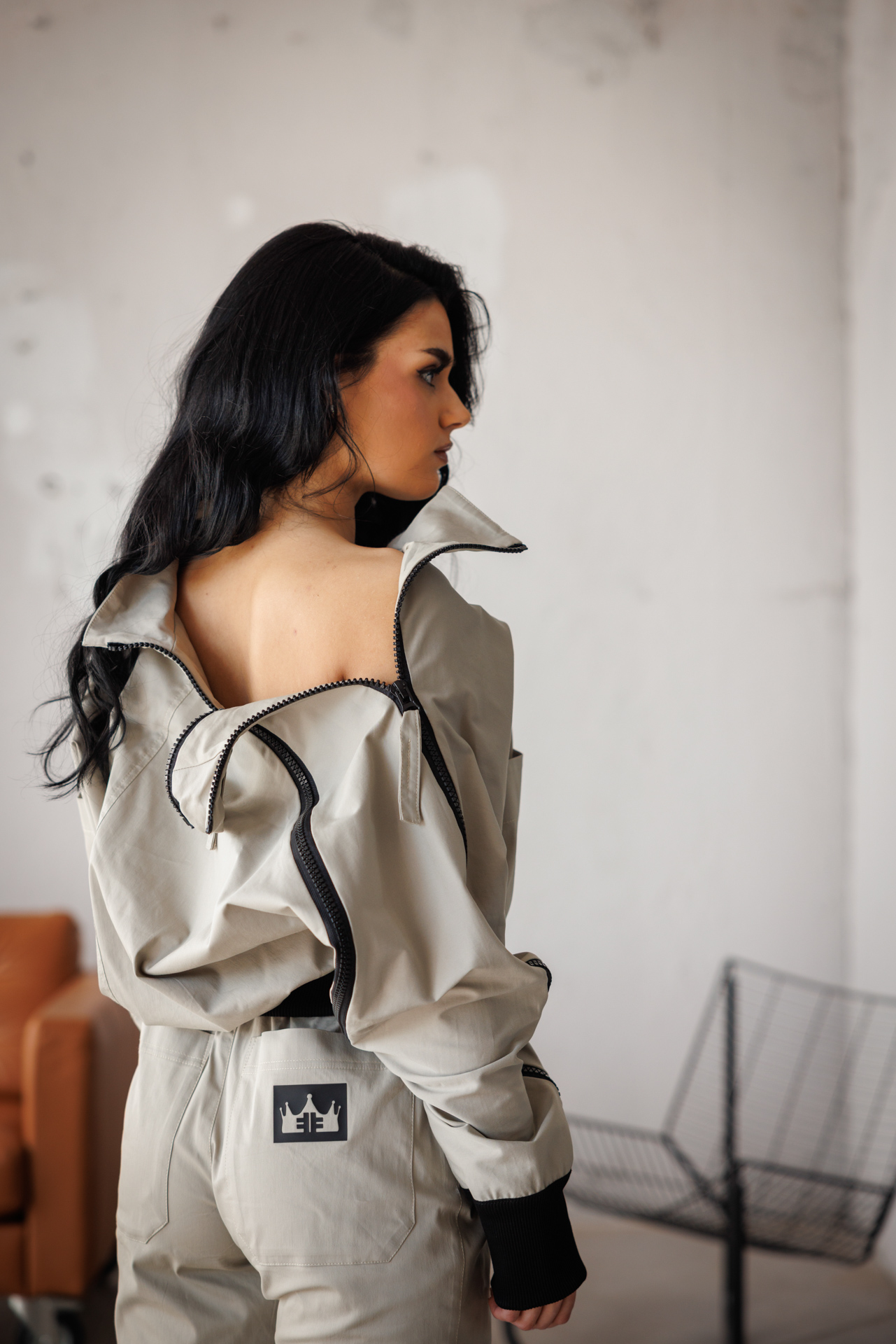 Дамско яке в бежов цвят с ефектни ципове veteida-622