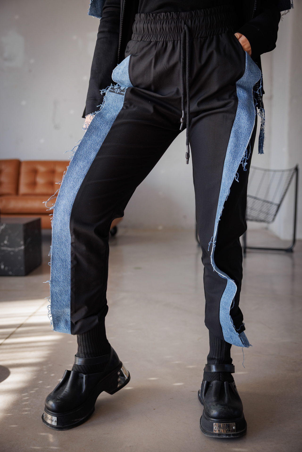 Дамски панталон в черен цвят с деним-619