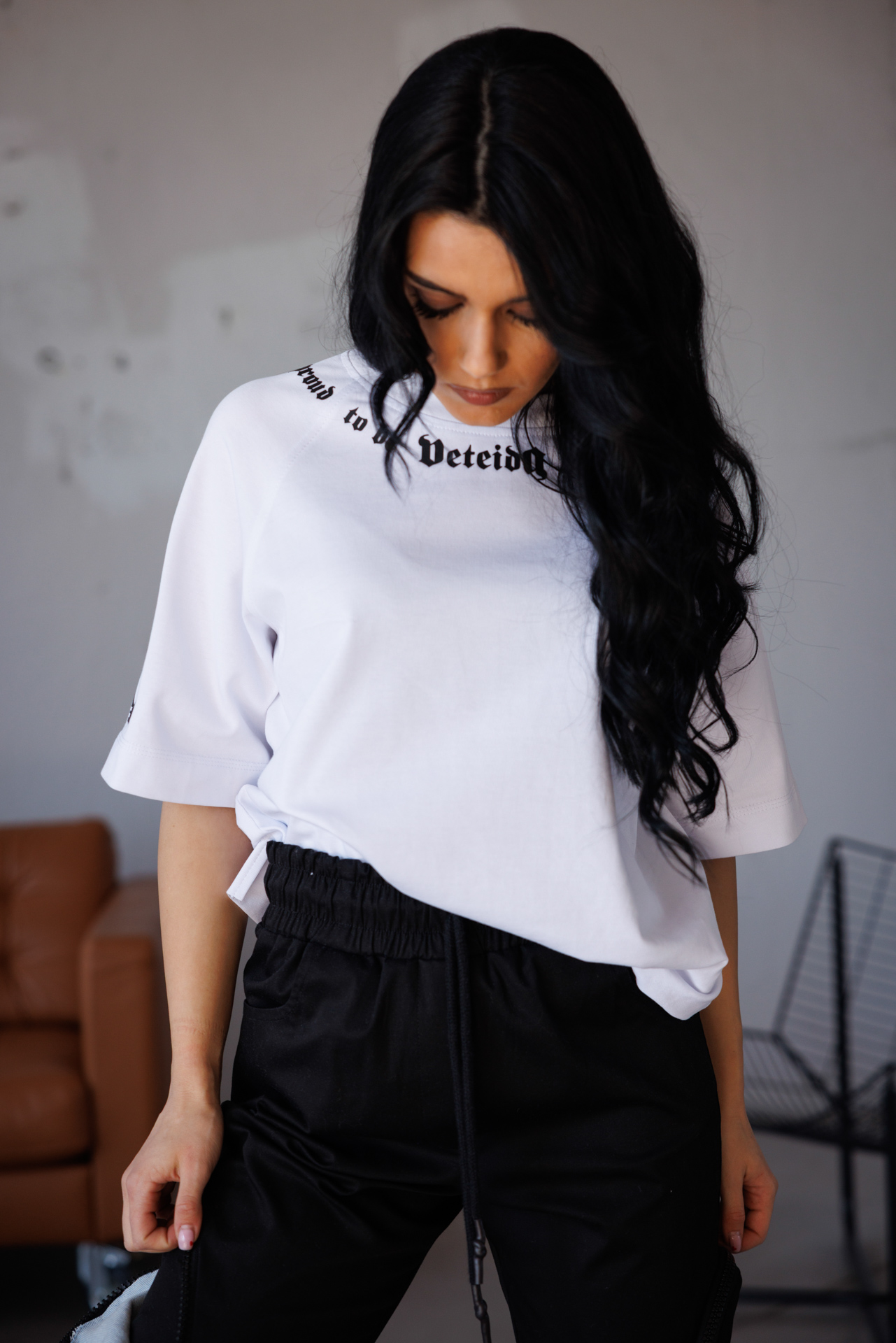 Дамска тениска в бял цвят с авторски подпис-630