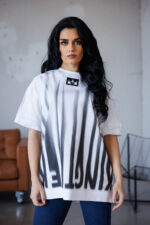 Дамска тениска в бял цвят с авторски подпис-639