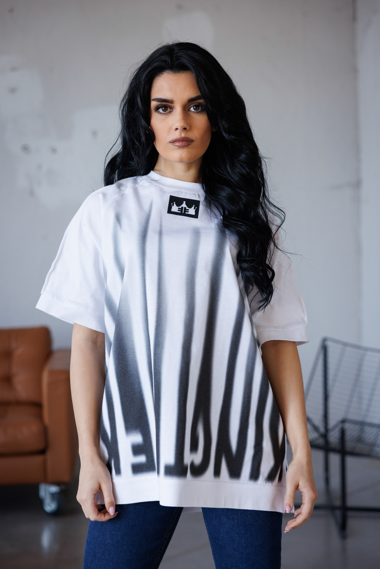 Дамска тениска в бял цвят с авторски подпис-639