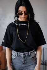 Дамска тениска в черен цвят с авторски принт veteida-630