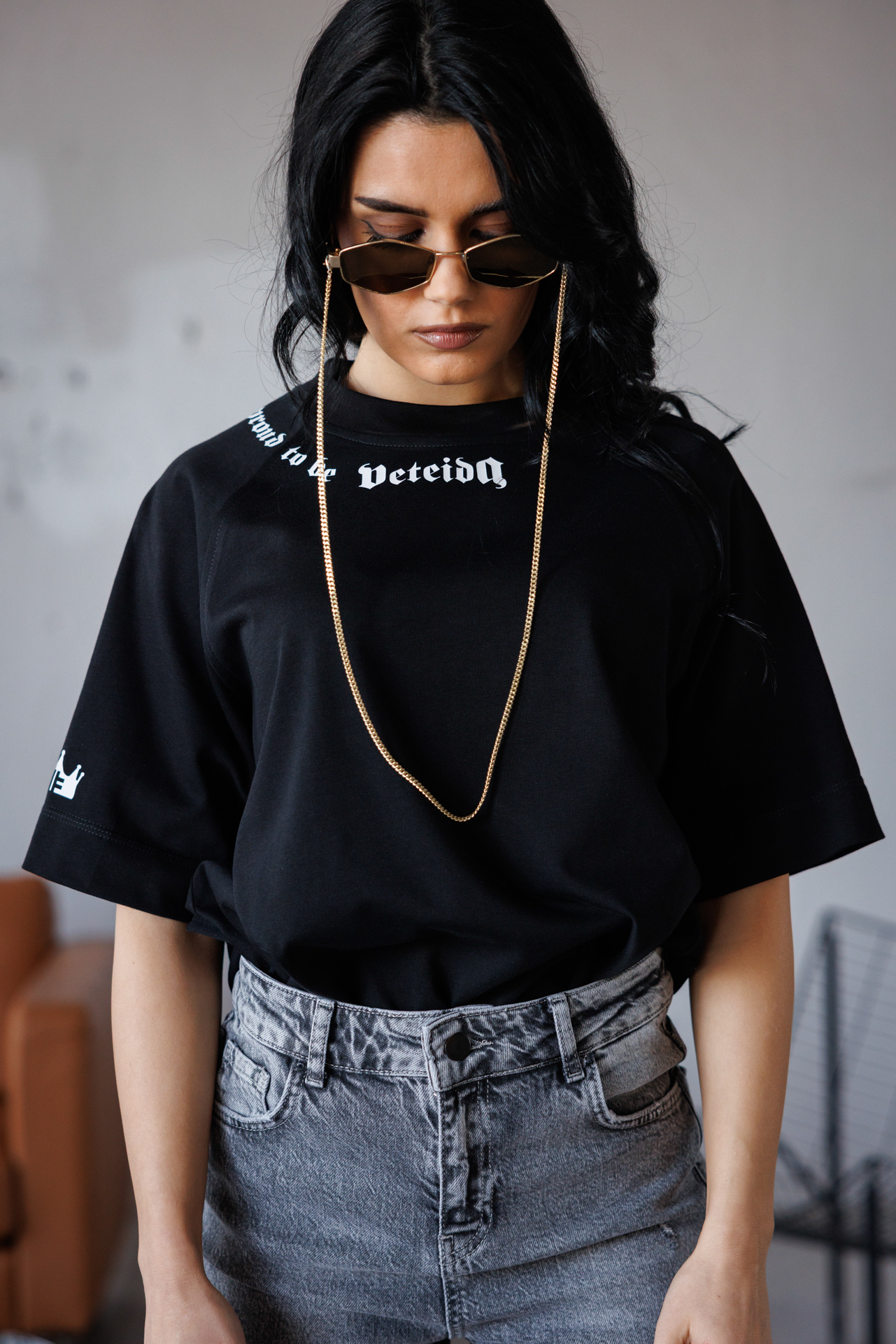 Дамска тениска в черен цвят с авторски принт veteida-630