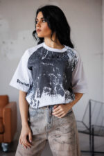 Дамска тениска с модерен дизайн в бяло и графит-635