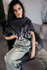 Дамска тениска цвят графит с авторски подпис-639