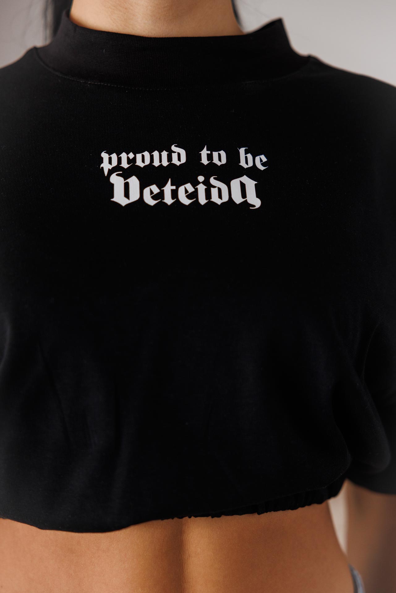 Дамска къса тениска в черно proud to be veteida–643 - Image 5