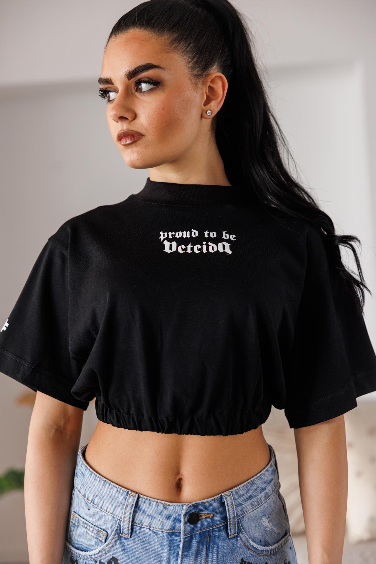 Дамска къса тениска в черно proud to be veteida–643