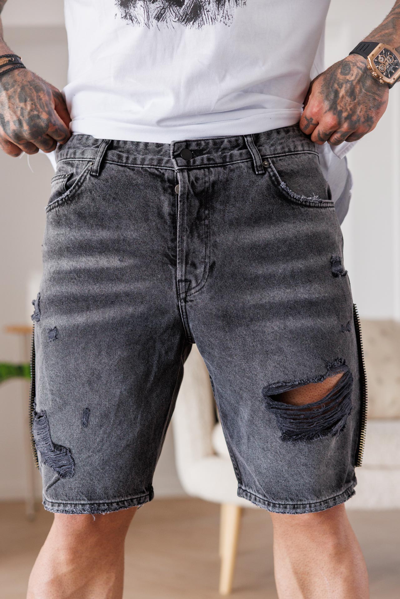 Подходящ както за градски разходки, така и за летни събития – комфортът и оригиналността вървят ръка за ръка.