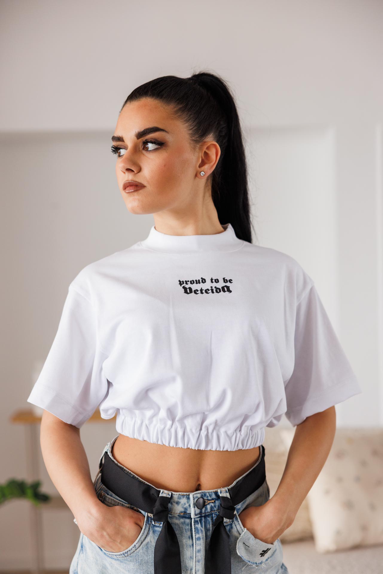 Дамска къса тениска в бял цвят proud to be veteida–643