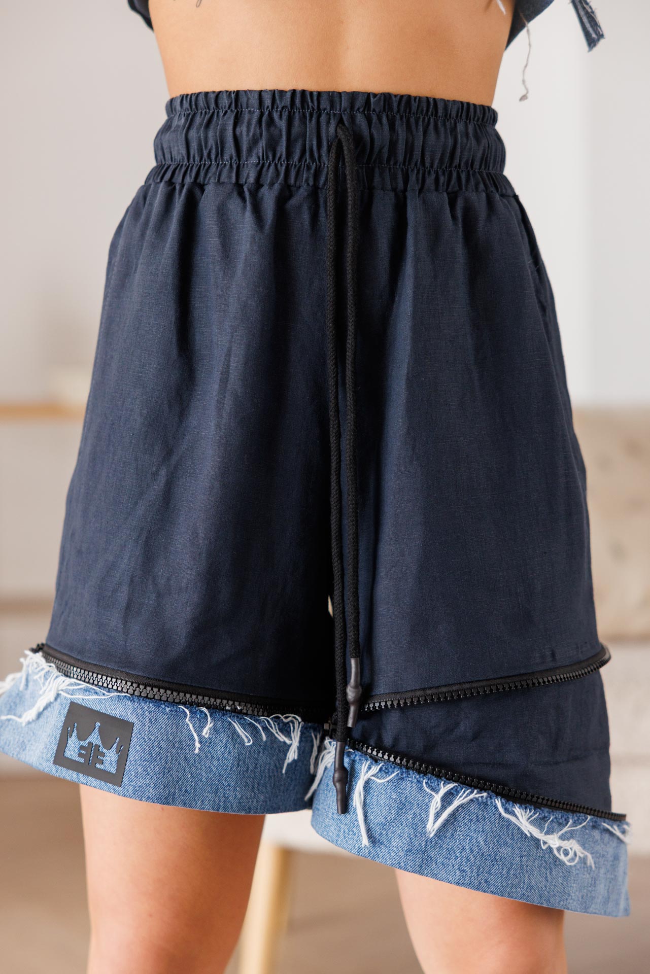 Дамски къси ленени панталони с асиметрична визия-640