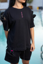 Дамска черна тениска с цип и бранд детайл-659