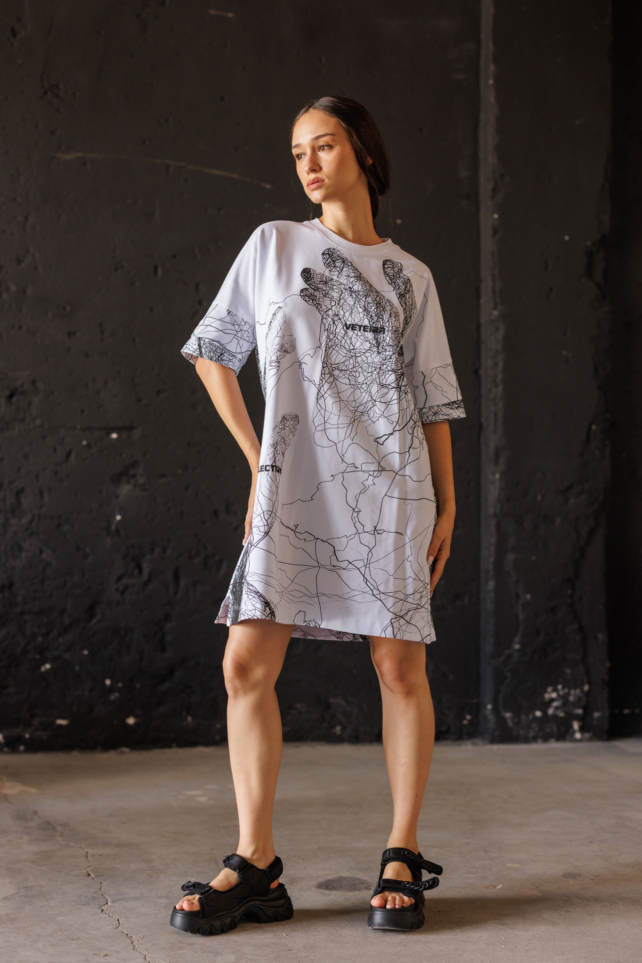 Дамска памучна рокля с артистичен принт graphic touch-666