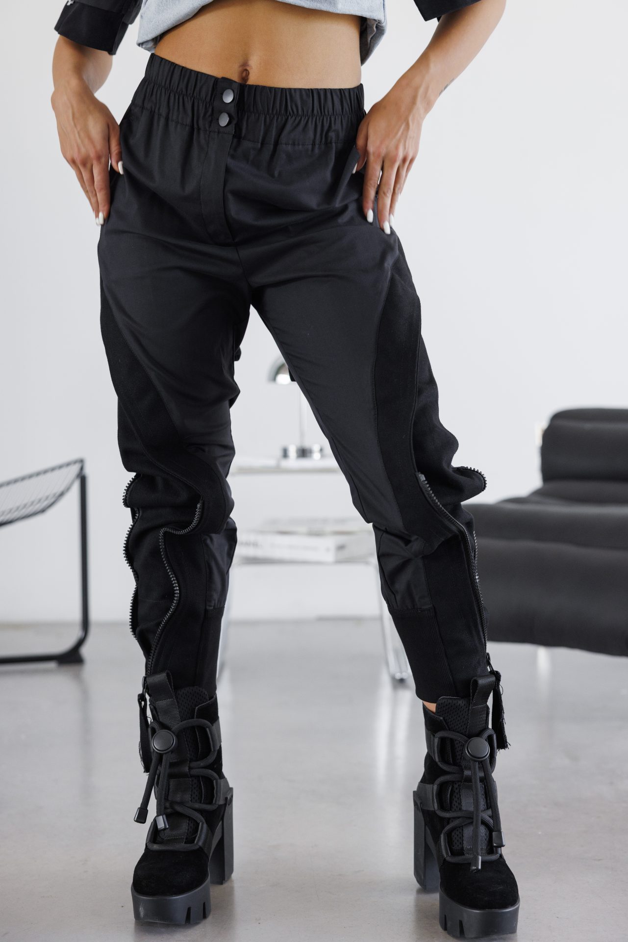 Дамски панталон с ципове и ефектен деним акцент-667