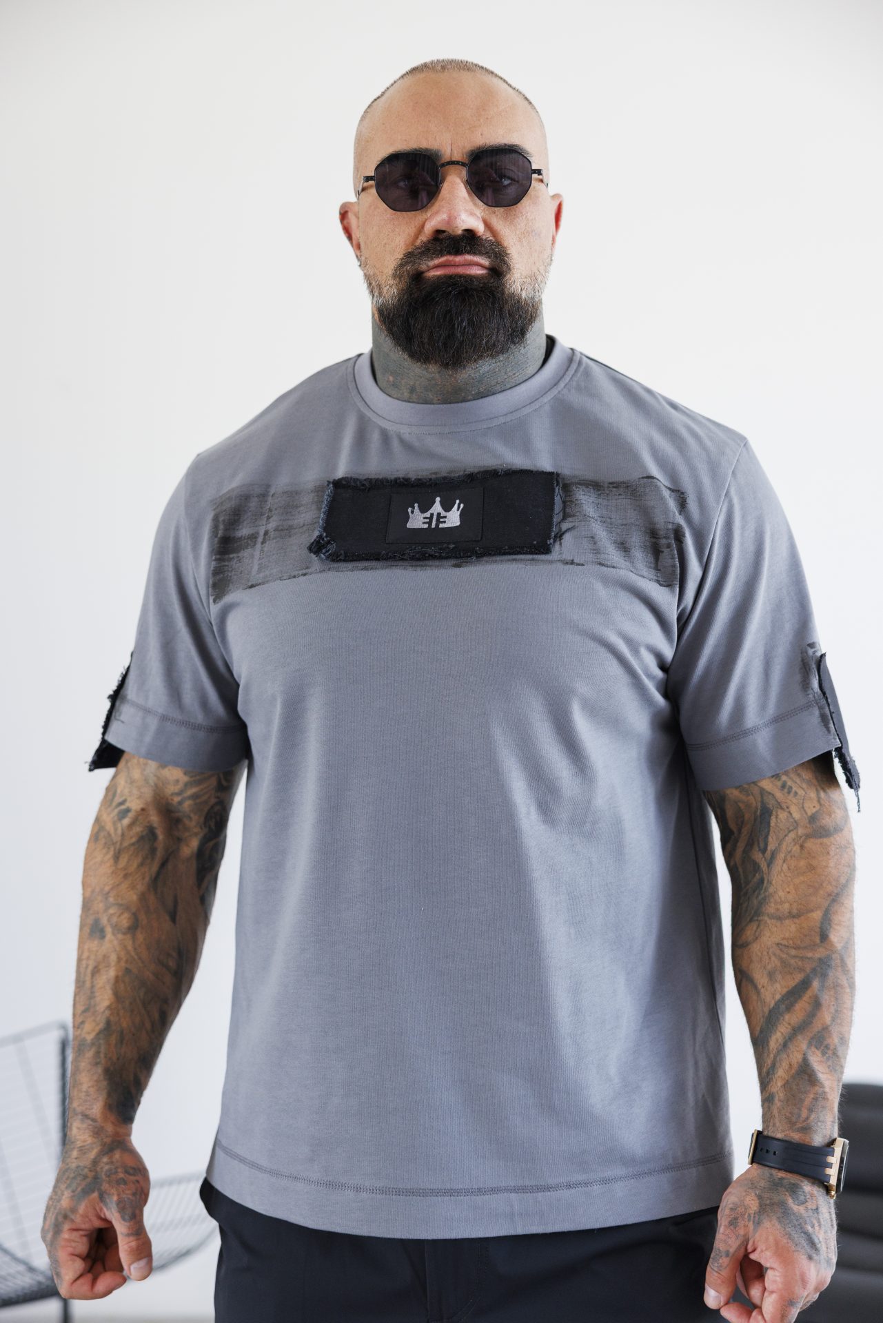 Мъжка тениска the king сива памучна с деним акцент и ефектна боя-м157