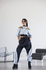 Модерен деним сет с открити линии и стилен акцент-650