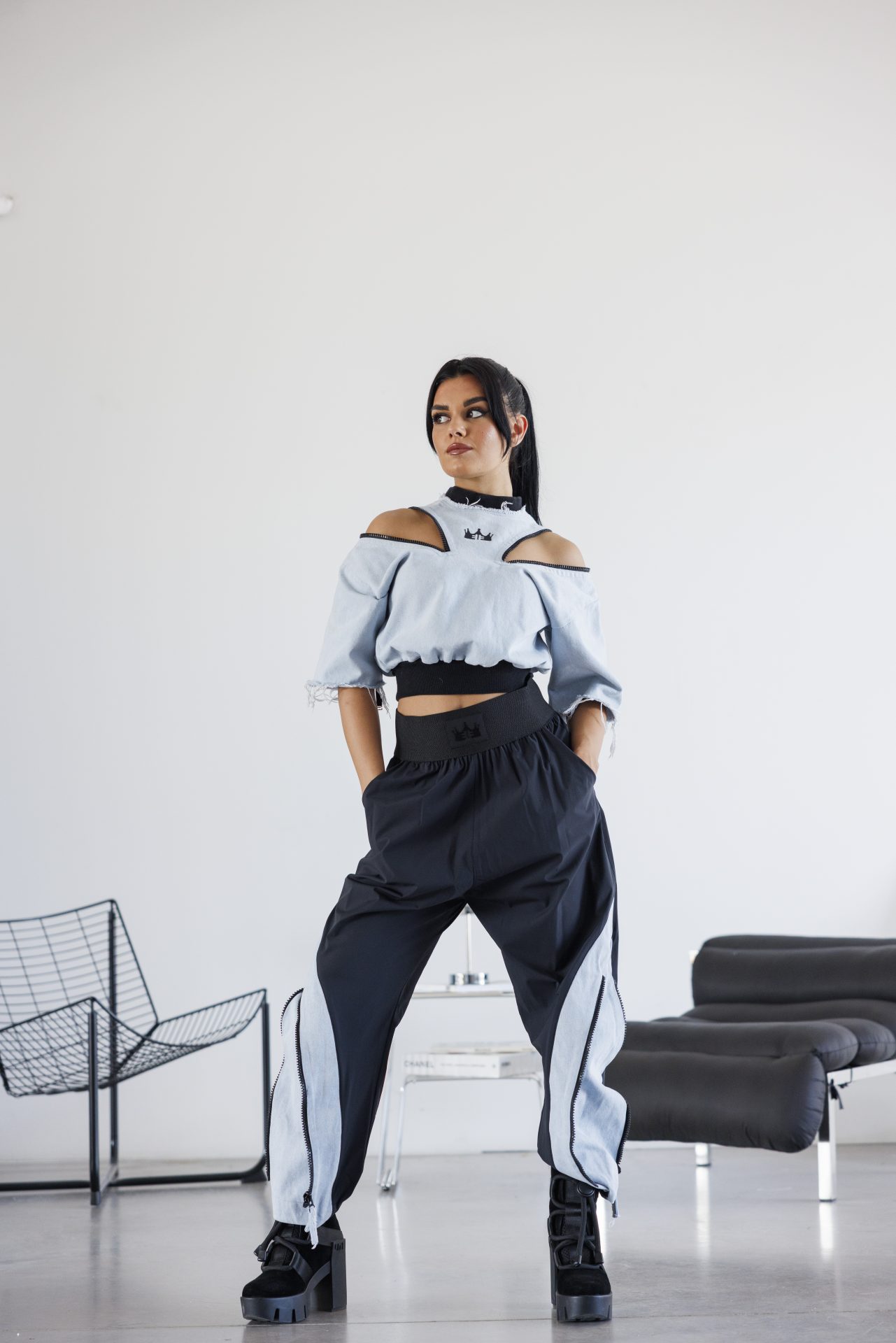 Модерен деним сет с открити линии и стилен акцент-650