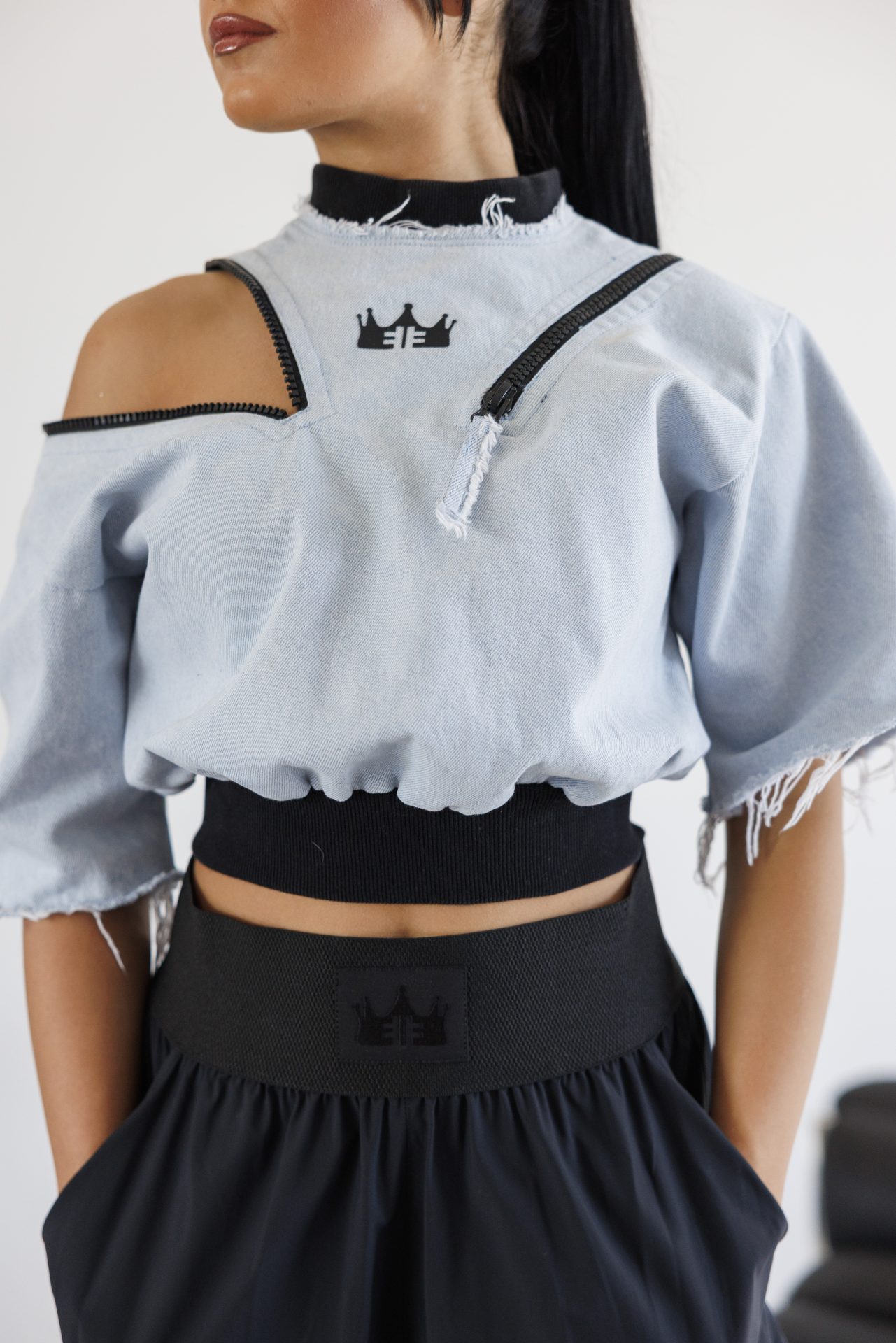 Дамска тениска с деним детайли и ефектно откопчаване-646