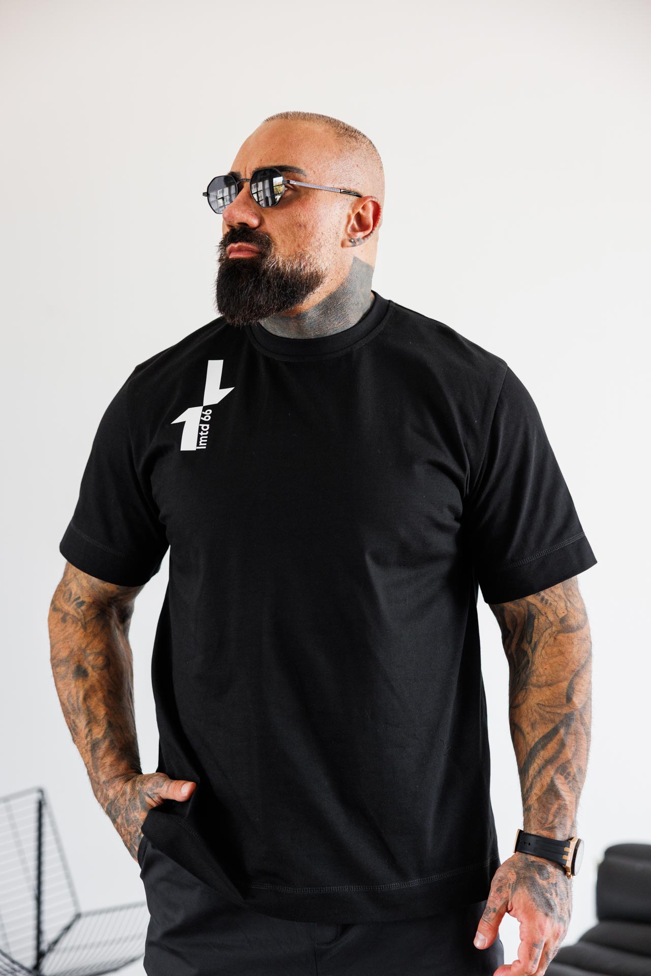 Мъжка тениска в черен цвят the king-м148