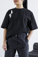 Дамска тениска в черен цвят-680