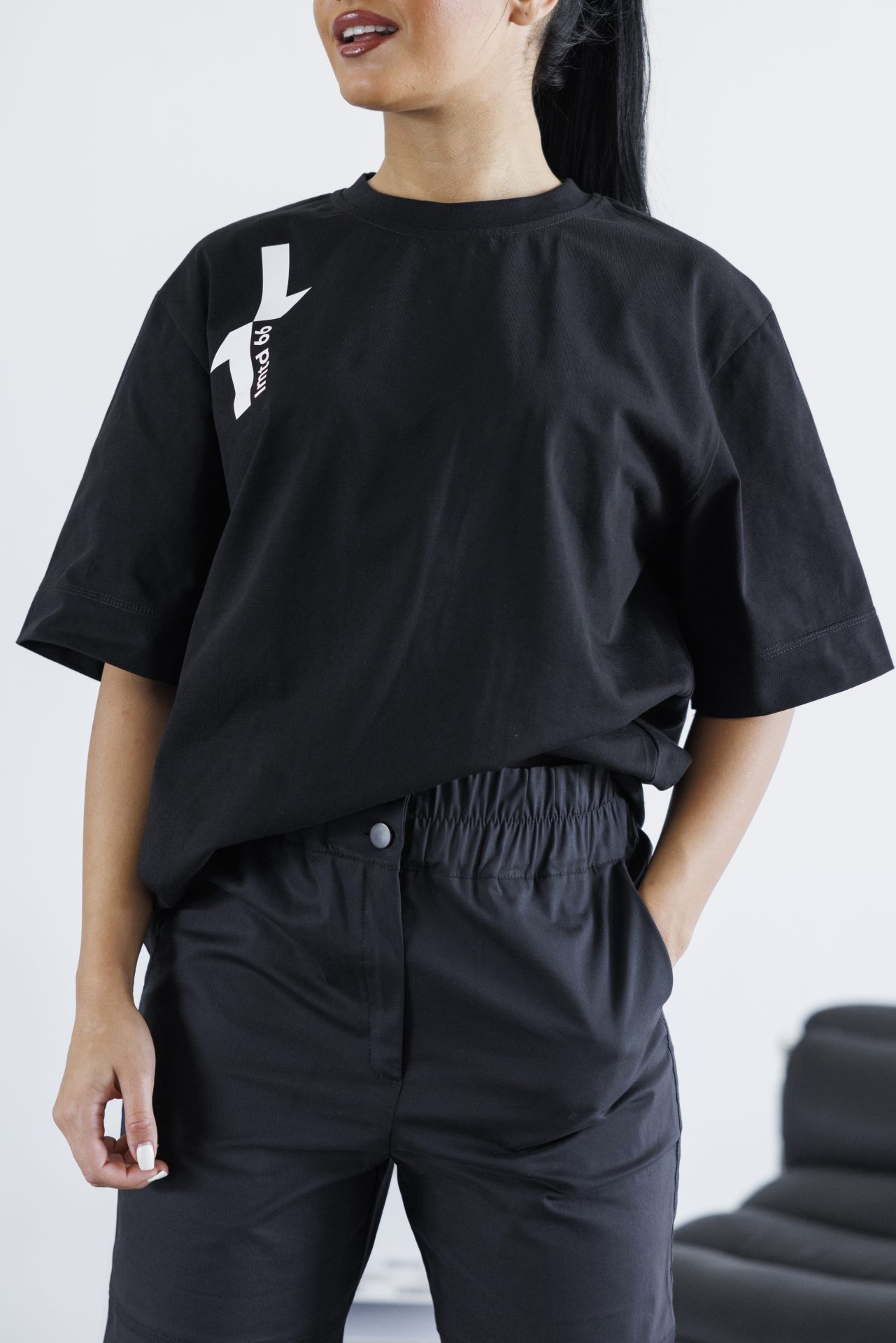 Дамска тениска в черен цвят-680