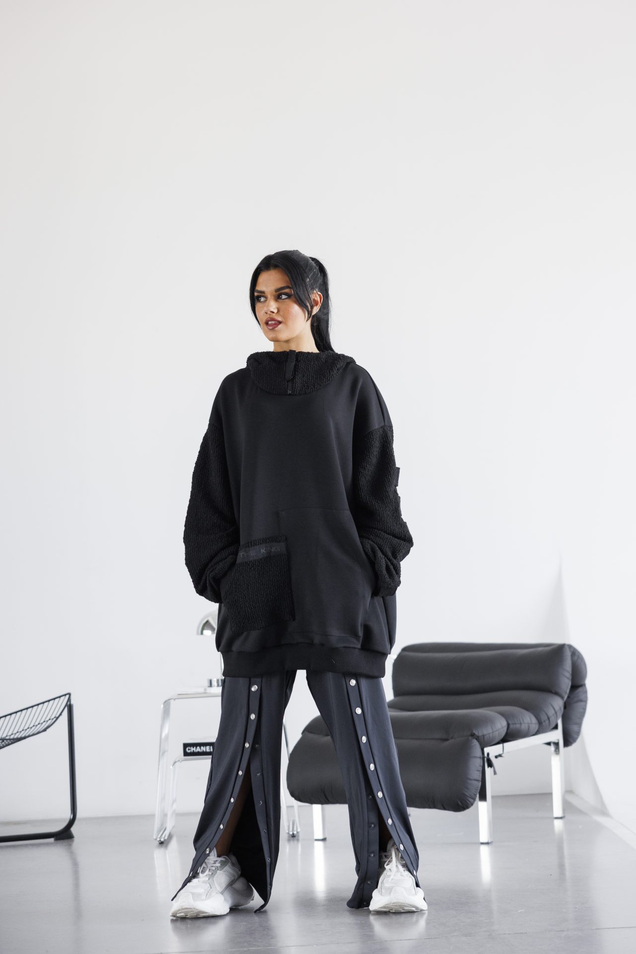 Дамски спортно елегантен суитшърт с качулка black-672