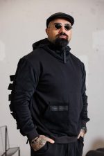 Мъжки спортно елегантен суитшърт с качулка-м154