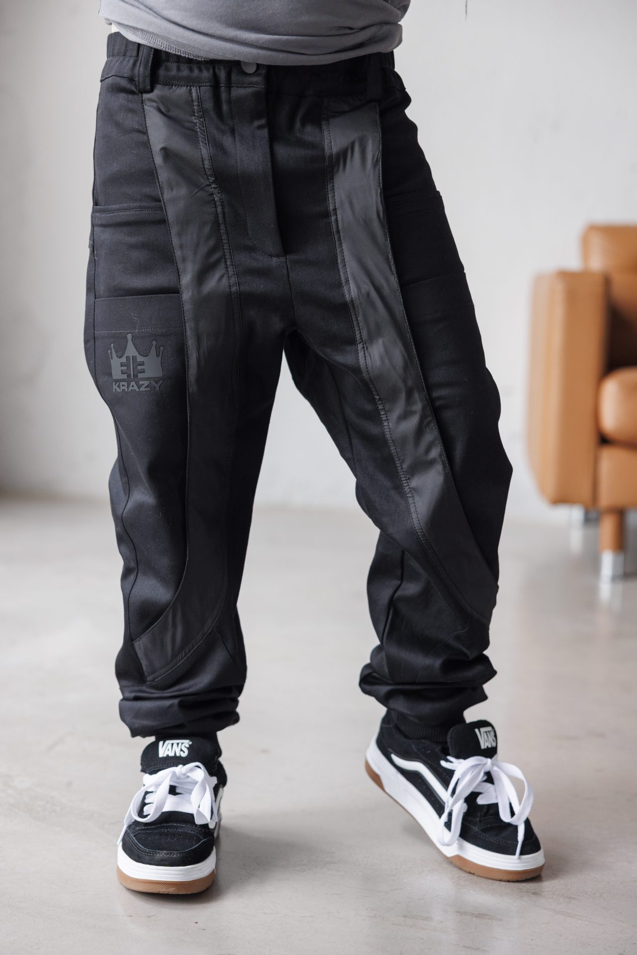 Детски панталон за момче черен деним с модерен street акцент-K07