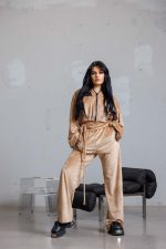 Кадифен дамски сет в бежов нюанс-700