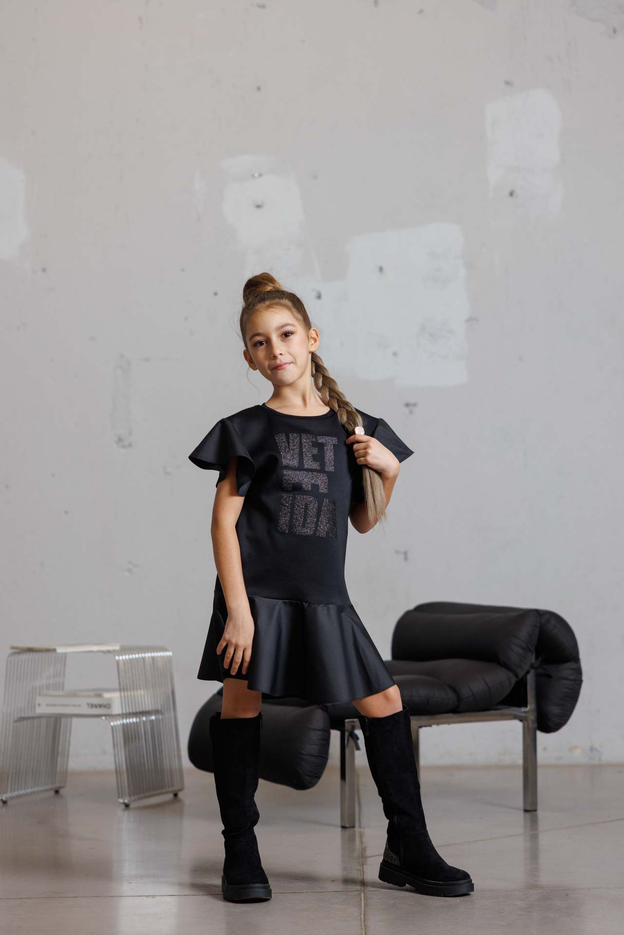 Стилна детска рокля с модерен силует в черен цвят-к022