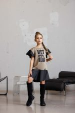 Стилна детска рокля с модерен силует в бежов цвят-к022