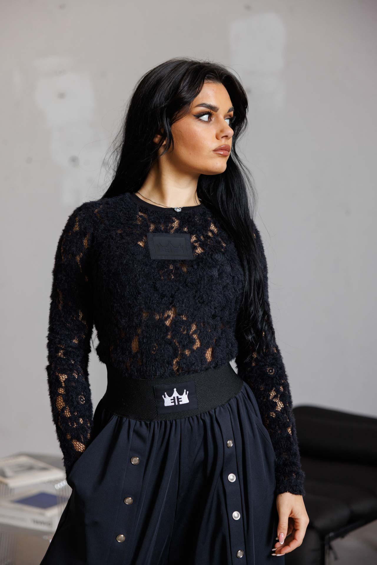 Дамска блуза с дантела в черен цвят-695