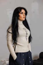 Дамска блуза с поло яка и елегантен релефен рипс beige-696