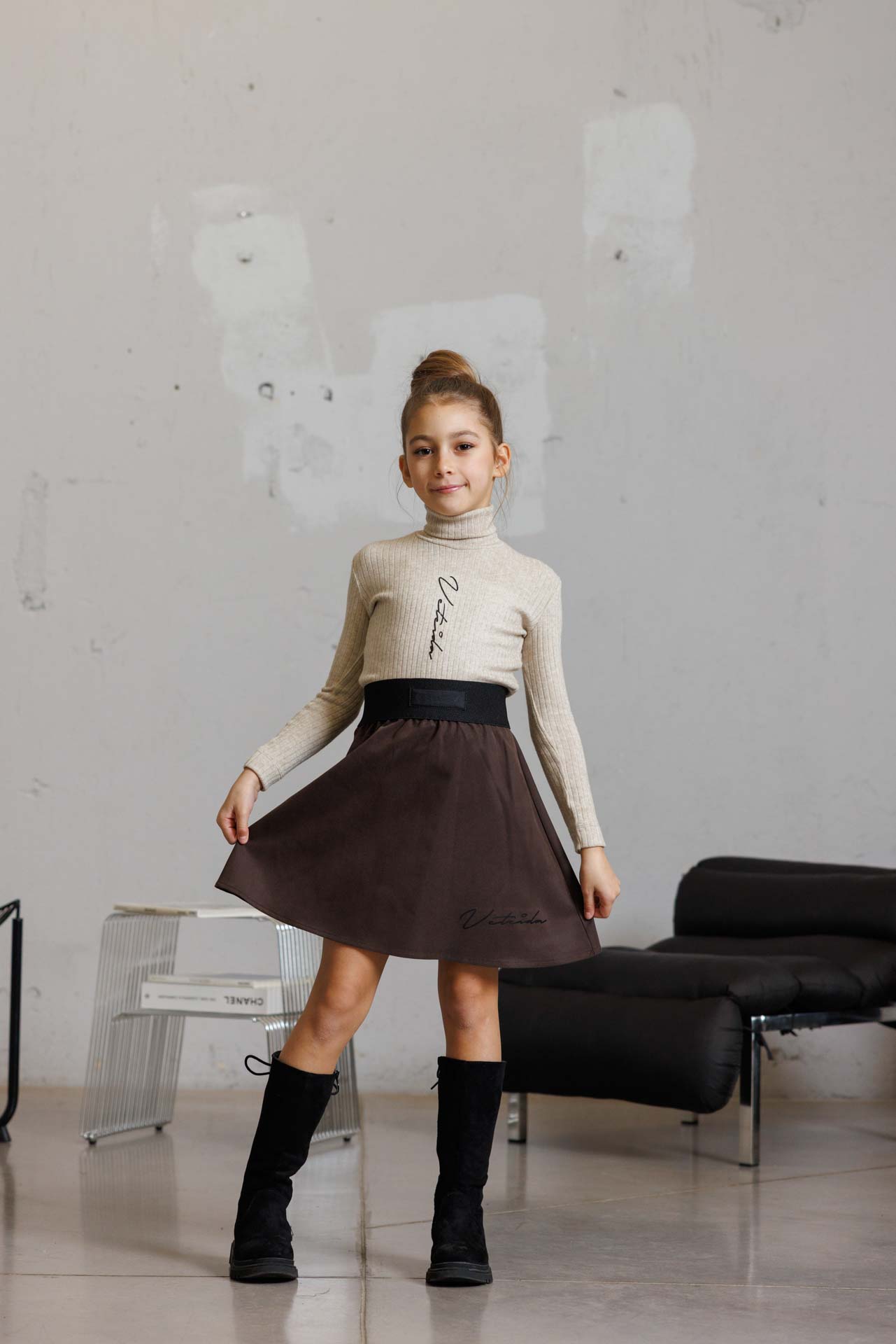 Елегантна детска пола в кафяв цвят-К027