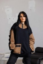 Дамски спортно елегантен суитшърт с качулка с кафяви мотиви-672